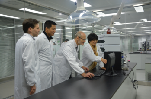 集团公司专家组主题成员法国玛丽·普拉特(Marie Pratt)钻研所多米尼克先生(Dominique Monclus)在园区研发中心组织专场技术培训